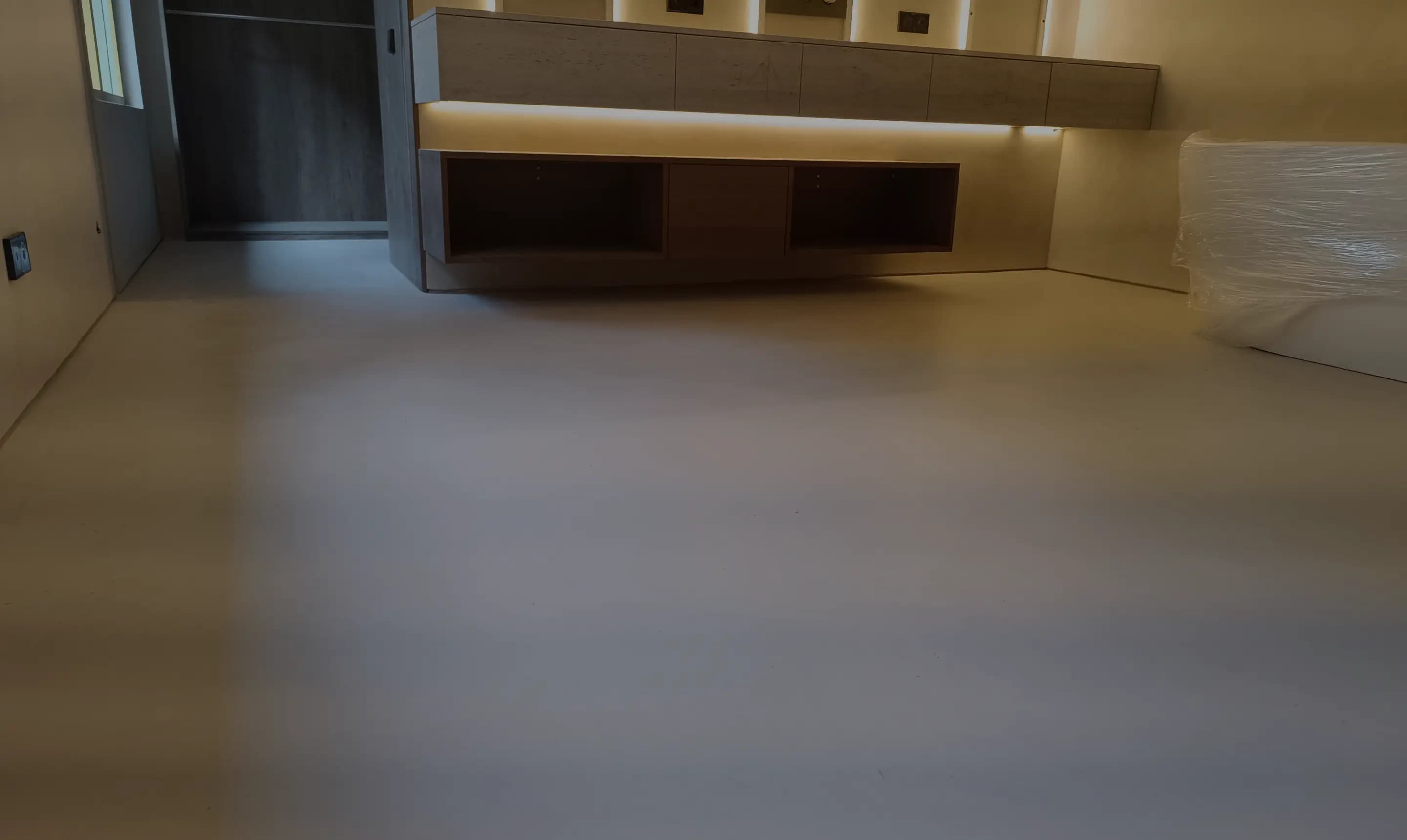 Detalle de acabado de microcemento continuo sin juntas