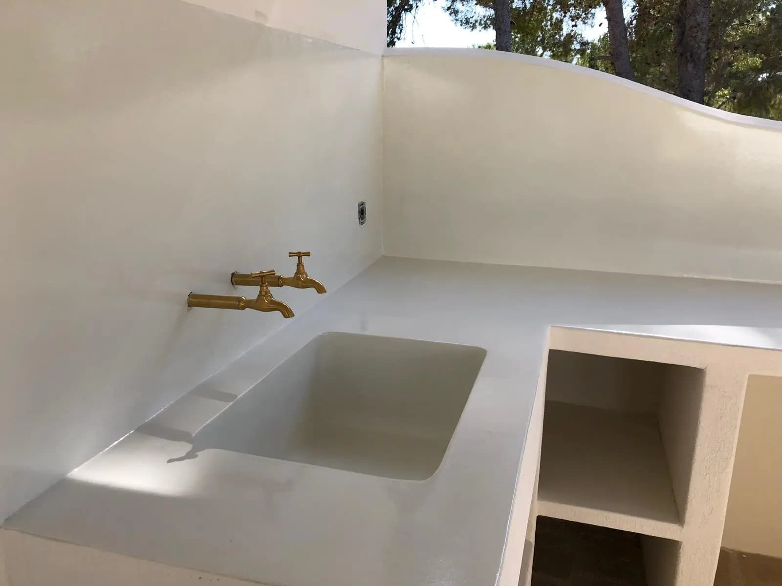 Aplicación profesional de microcemento por GM Microcementos