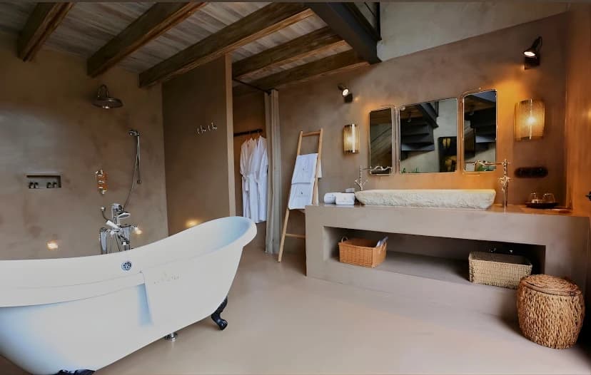 Pared de microcemento impermeable en un baño