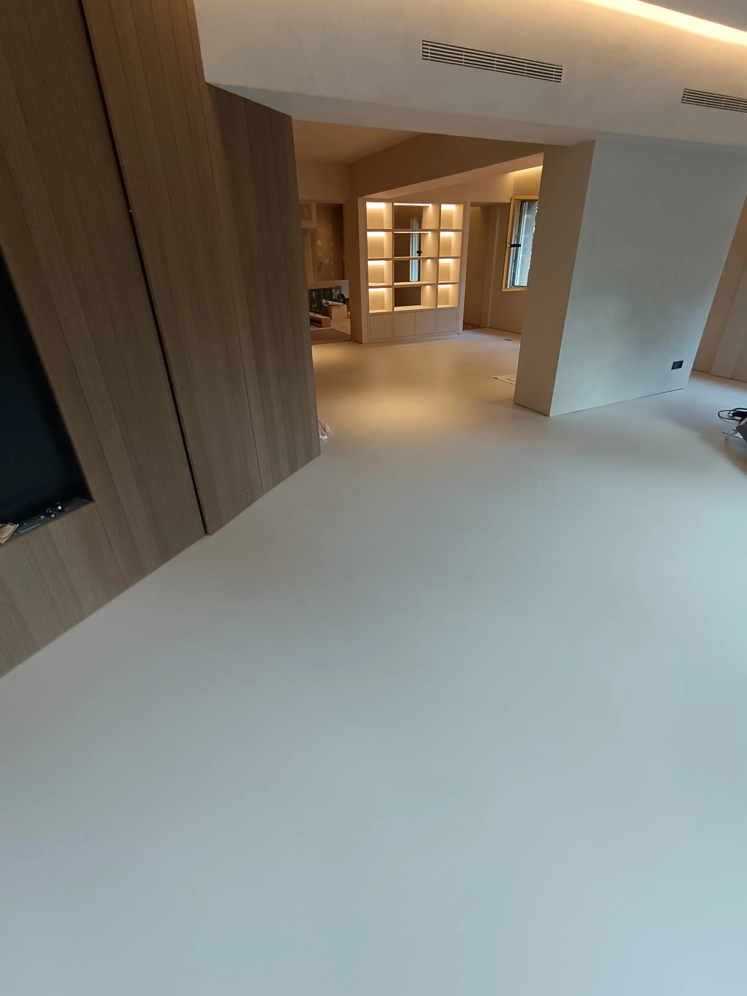 Pared de microcemento aplicada en una vivienda de la Costa del Sol