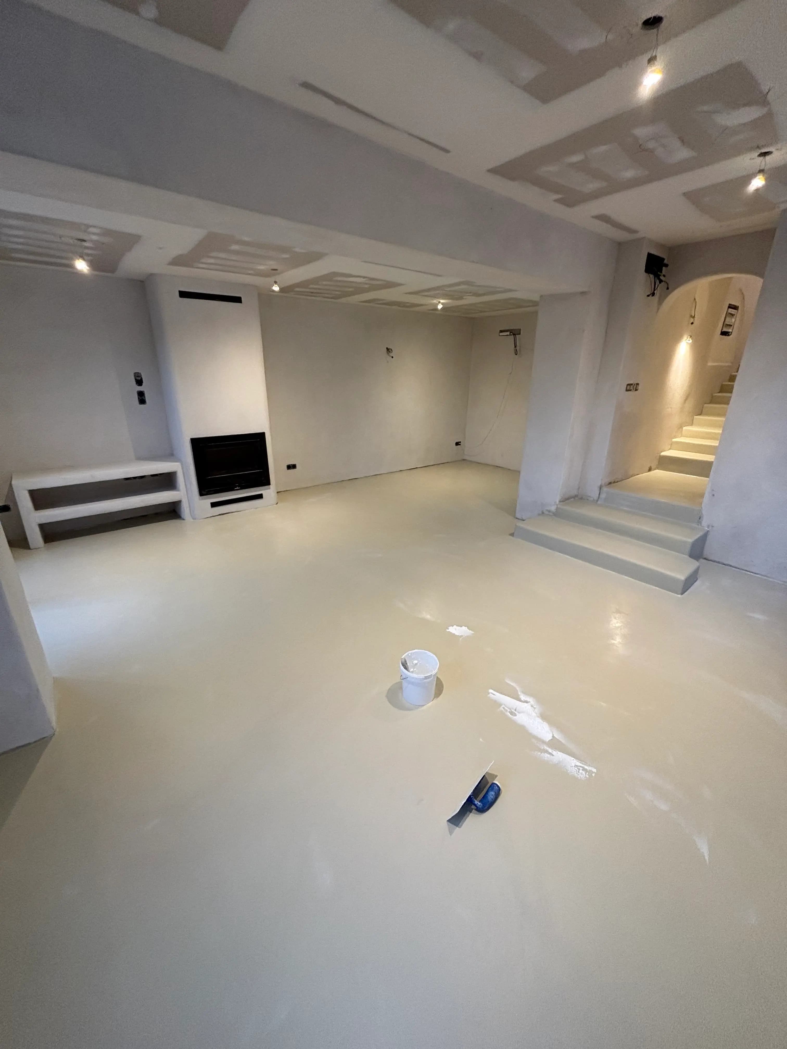 Suelo de microcemento aplicado en una vivienda de la Costa del Sol